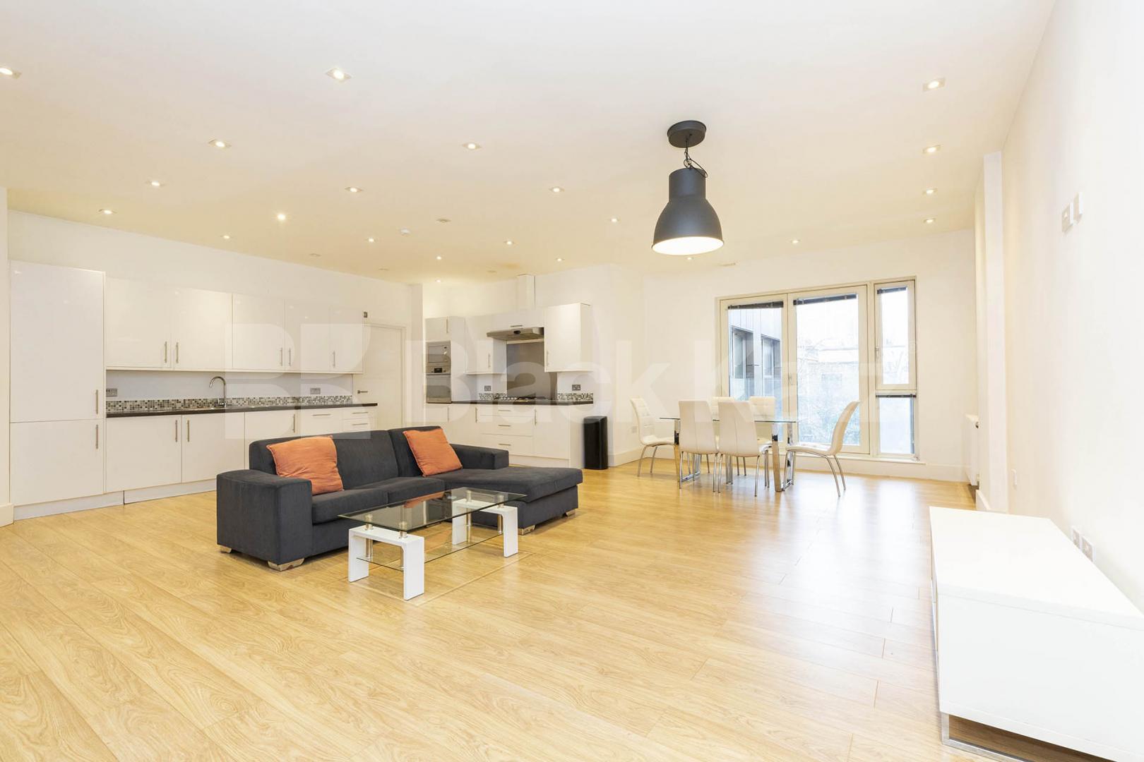 2 bedroom 2 bathroom maisonette in a central location Spelman Street , Brike Lane